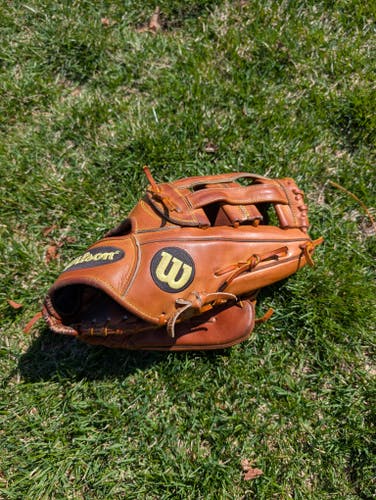 Outfield RH Wilson A2000 Baseball Glove 12.5" (Used)