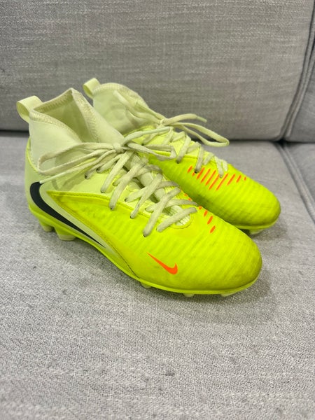 Nike Jr. Phantom 6 High Club
Big Kids' Multi-Ground Soccer Cleats
Size: 1Y (Used)