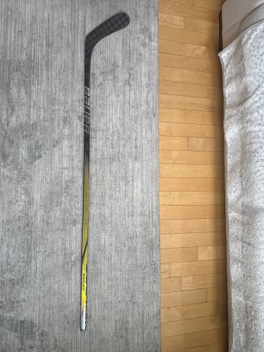 Senior Bauer Vapor Hyperlite 2 Right Handed Hockey Stick P92 77 Flex Pro Stock (Used)