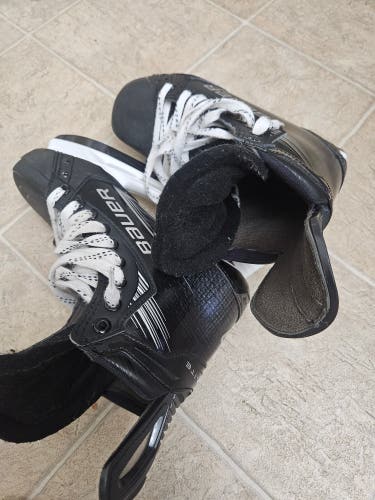 Black 2024 Bauer Vapor Hyperlite 2 Hockey Skates Regular Width 5 (Used)