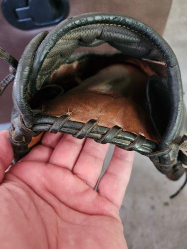 Wilson RH Infield A2000 Baseball Glove 11.75" (Used)