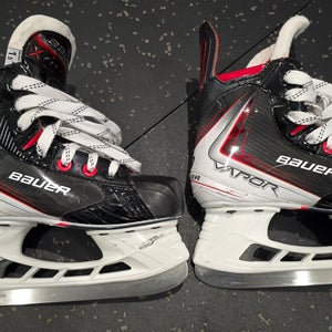 LIGHTLY USED 2025 Bauer Vapor Fly30 Hockey Skates Regular Width Size 1.5 (Used)