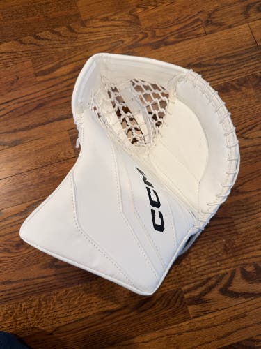 Junior CCM EFlex 6.5 Regular Glove (New)