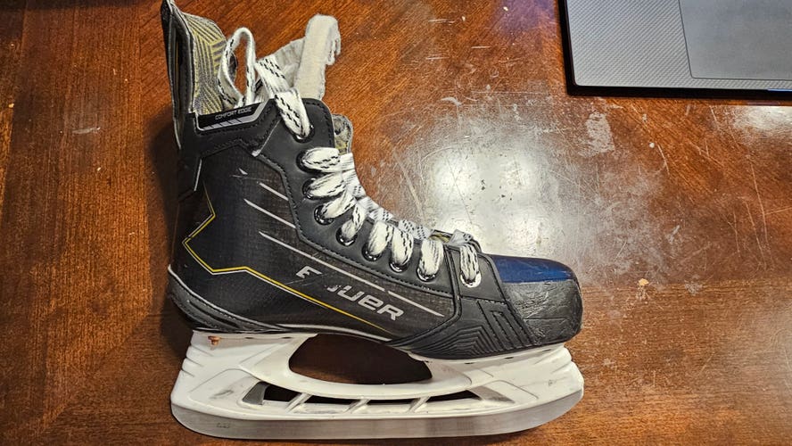 Black 2024 Bauer Supreme M40 Hockey Skates Size 5 (Used)