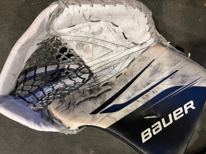 S23 Bauer Vapor Hyperlite 2 Regular Glove and Blocker set (Used)