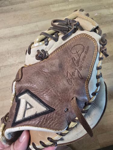 Akadema RH Catcher's AGC 98 Baseball Glove 32" (Used)