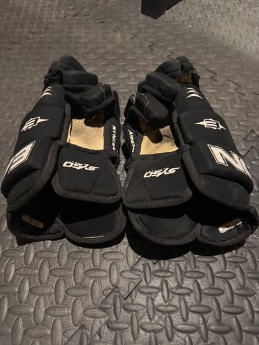 Easton Synergy Gloves 15" (Used)