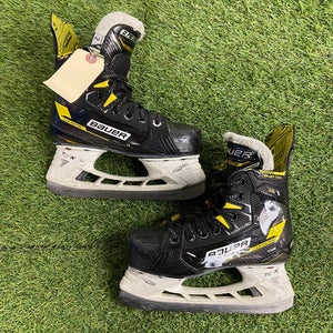 Junior Bauer Supreme M4 Hockey Skates Regular Width Size 2 (Used)
