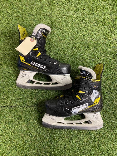 Junior Bauer Supreme M4 Hockey Skates Regular Width Size 2 (Used)