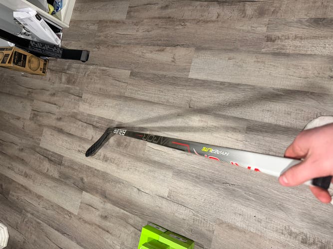 Intermediate Bauer Vapor Hyperlite Left Hand Hockey Stick P92 65 Flex (New)