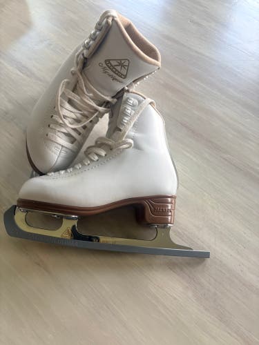 Jackson Ultima Mystique Figure Skates B Junior 1 (Used)