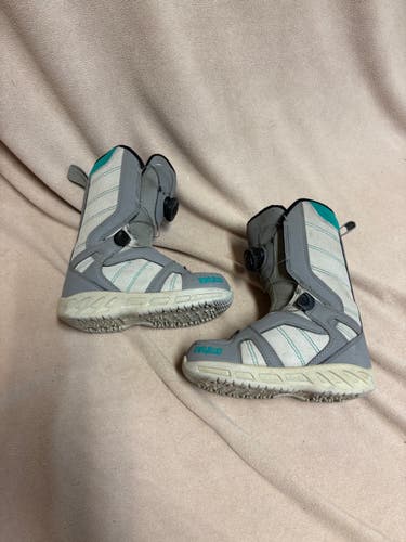 Kid's Size M 1.0 (W 2.0) Thirty Two Kids Boa Snowboard Boots (Used)