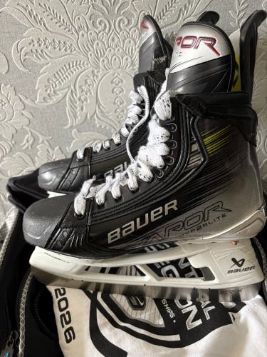 2023 Bauer Vapor Hyperlite 2 Hockey Skates 6.5 (New)