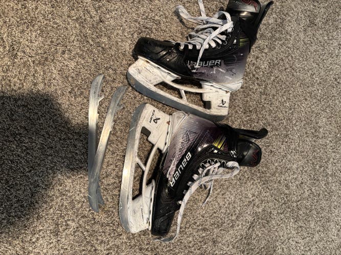 2023 Bauer Vapor Hyperlite 2 Hockey Skates Narrow Width 6.5 (Used)
