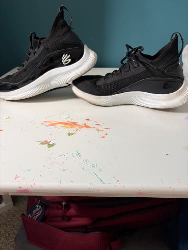 Curry Flow 9 Team size Men’s 9.5 Women’s 11 basketball shoes black and white