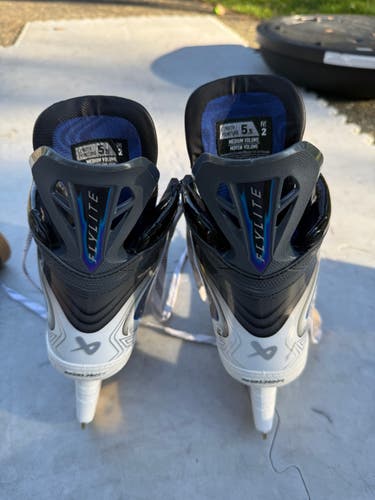 2025 Bauer Vapor Flylite Hockey Skates Regular Width Size 5.5 (Used)