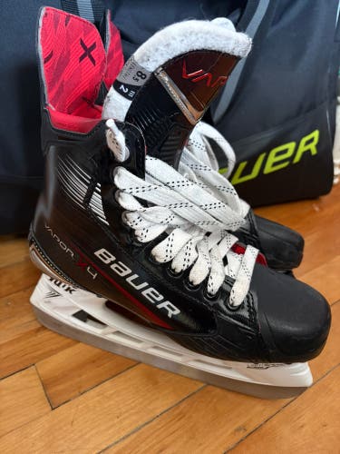 Black 2023 Bauer Vapor X4 Hockey Skates 8.5 (Used)