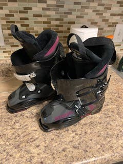 25 & 25.5 Women's Atomic All Mountain Live Fit 90 Ski Boots (New)