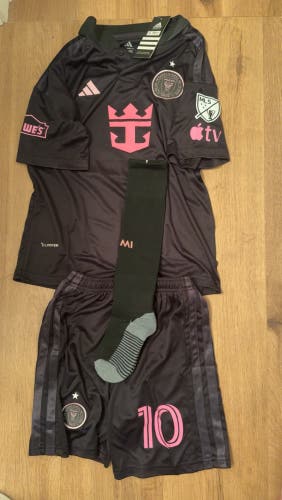 Black Medium Boys Adidas Jersey (New)