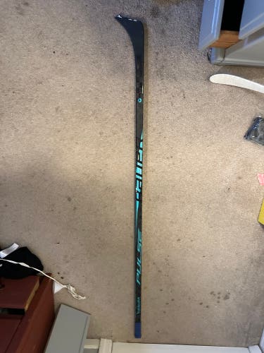 Senior Bauer Pulse Right Handed Hockey Stick 87 Flex  *broken missing blade*