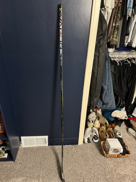 Senior Bauer Vapor Hyperlite 2 Right Handed Hockey Stick P28 77 Flex Pro Stock (New)