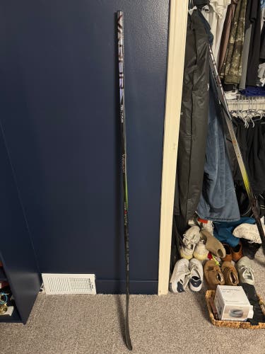 Senior Bauer Vapor Hyperlite 2 Right Handed Hockey Stick P28 77 Flex (Used)