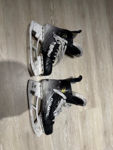 2023 Bauer Vapor Hyperlite 2 Hockey Skates 8 (Used)
