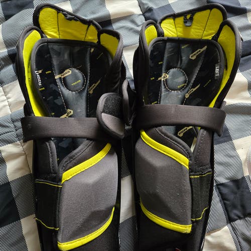 Senior CCM Tacks Classic 15" Shin Pads