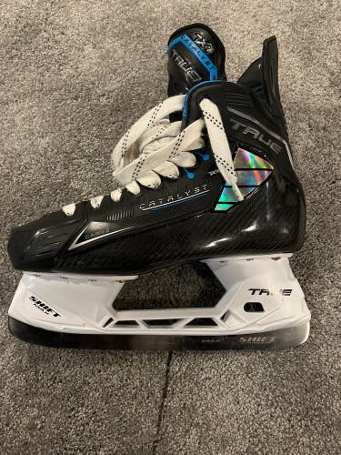 Black 2024 True Catalyst 7x4 Hockey Skates Regular Width 8 (Used)