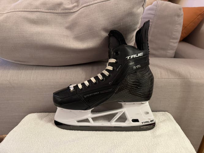 2025 True SVH Pro Custom Hockey Skates Size 6 (Used)