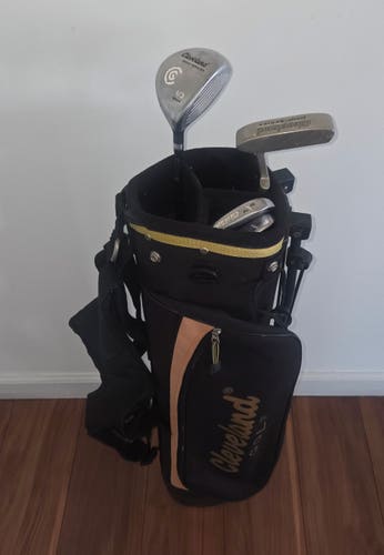 Cleveland Light Weight Junior Graphite/steel 7-Pw Irons, Driver, putter & Bag RH