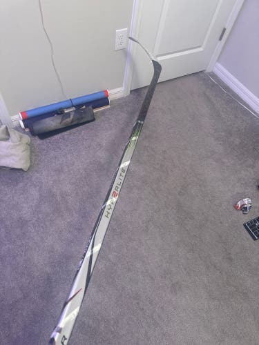 Intermediate Bauer Vapor Hyperlite 2 Right Handed Hockey Stick P28 70 Flex (Used)