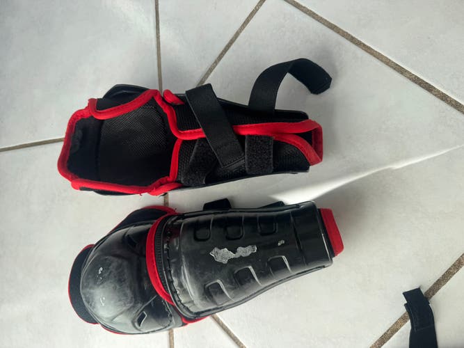 Youth CCM JetSpeed LE 8" Shin Pads (Used)