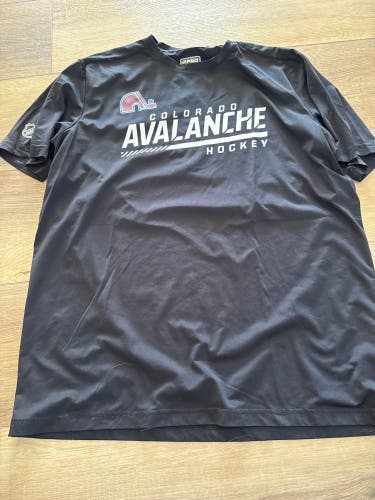 Colorado Avalanche XL Men's Shirt (Used)