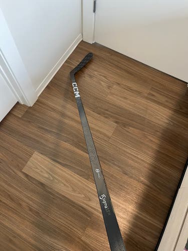 Intermediate CCM JetSpeed FT8 Pro Right Handed Hockey Stick P28M 60 Flex (Used like new)