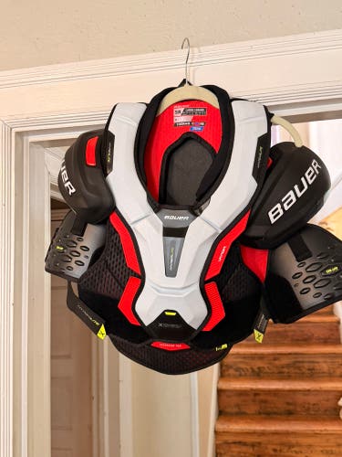 Men's Large Senior Bauer Vapor Hyperlite Shoulder Pads (Used)
