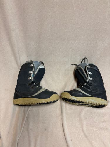 Men's Size M 7.0 (W 8.0) Burton Snowboard Boots (Used)