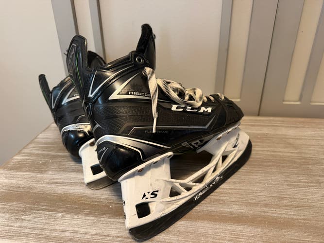 Black CCM Ribcor Platinum Hockey Skates Regular Width 6.5 (Used)
