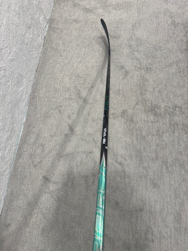 Senior Bauer Vapor Flylite Right Handed Hockey Stick P28 70 Flex (New)
