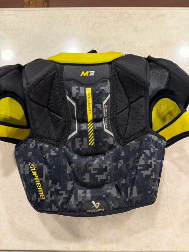 Men's Small Junior Bauer Supreme M3 Shoulder Pads (Used)