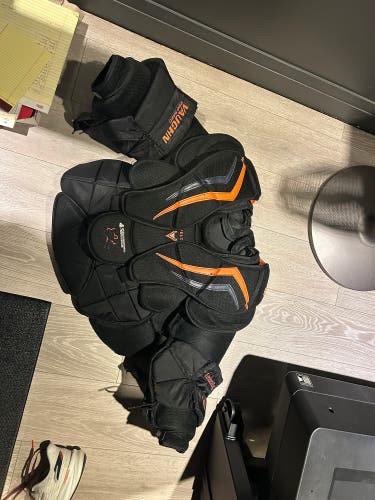 Medium Vaughn Velocity V6 Goalie Chest Protector (Used)