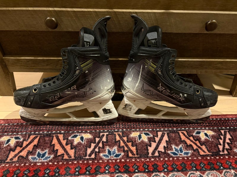 2023 Bauer Vapor Hyperlite 2 Hockey Skates Regular Width Size 4 (Used)
