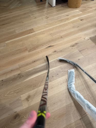 Intermediate Bauer Vapor Hyperlite 2 Right Handed Hockey Stick P28 50 Flex (New)