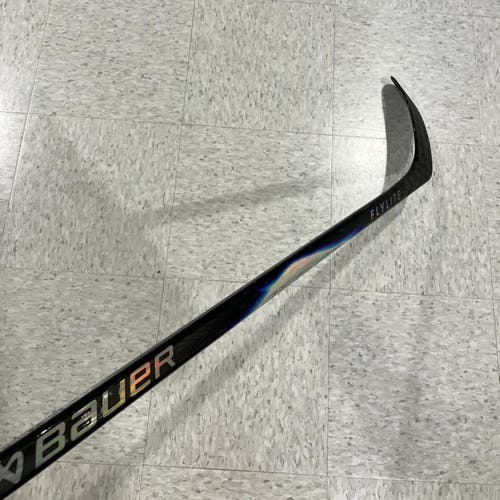 Junior Bauer Vapor Flylite Hockey Stick Right Handed P28 30 Flex (Used)