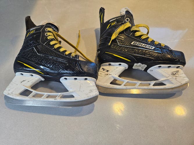 Black/Yellow Bauer Supreme M1 Hockey Skates Regular Width Size 1.5 (Used)