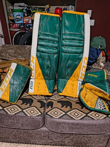 34" 2017 CCM Extreme Flex 3 Regular Goalie Full Set Pro Stock (Used)