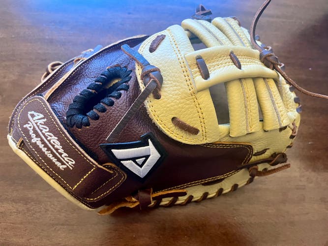 Akadema RH Catcher's Glove 34" (Used)