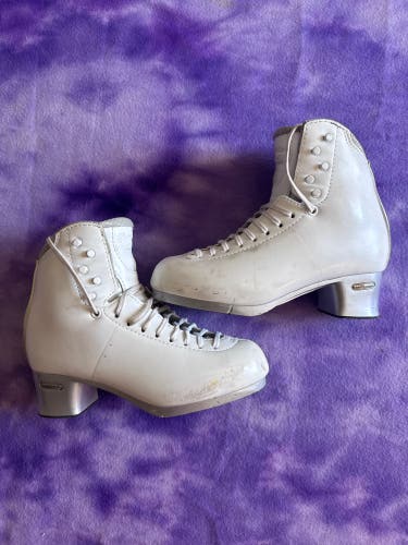 White Jackson Ultima Premiere Figure Skates Adult 6.5 (Used)