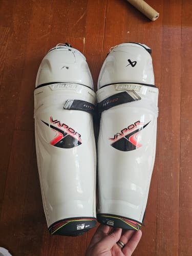 Intermediate Bauer Vapor Flypro 14" Shin Pads (Used)