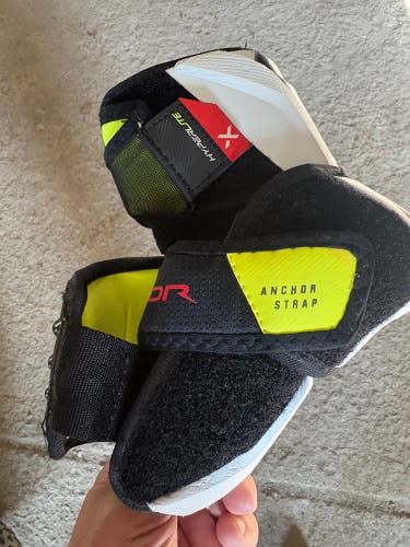 Junior Medium Bauer Vapor Hyperlite Elbow Pads (Used)